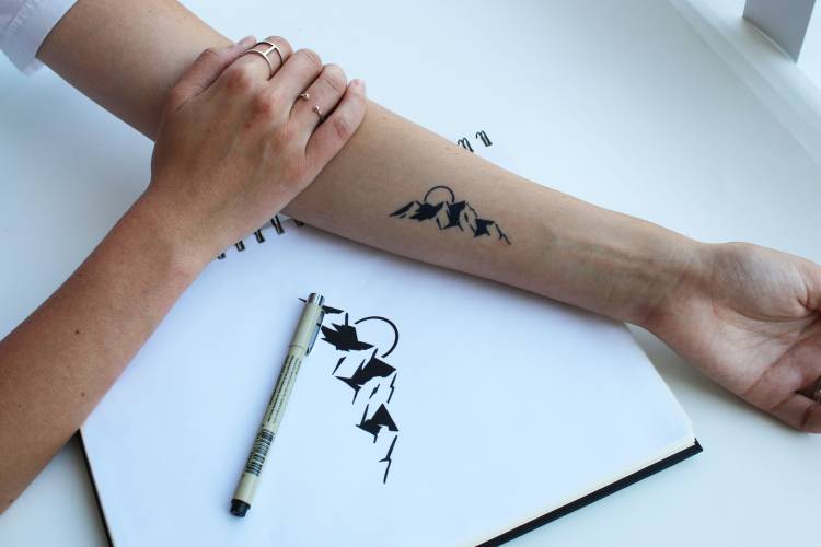 Красивые рисунки на руке черной ручкой