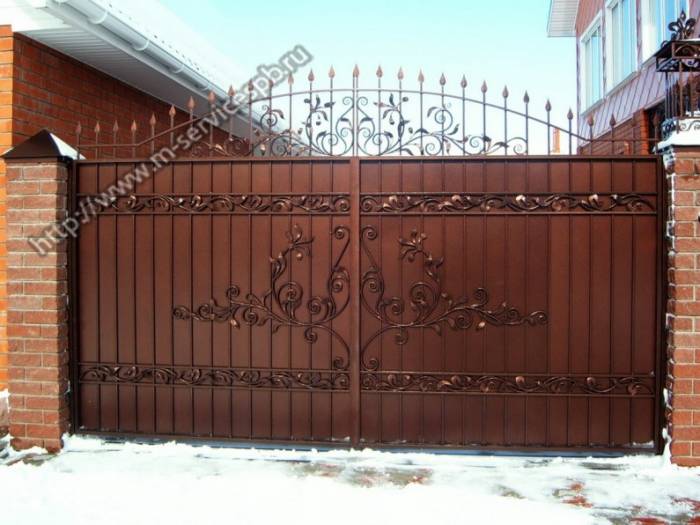 Металлические ворота с красивым кованым рисунком