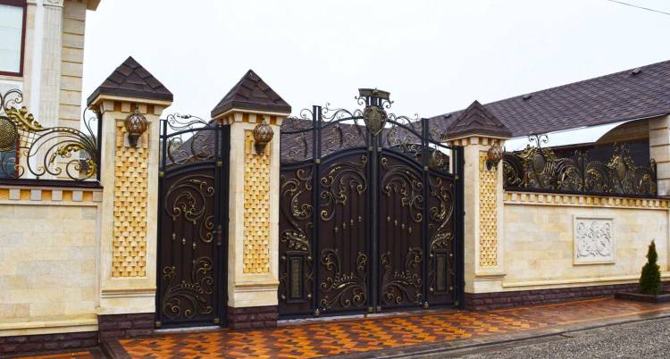 Красивые ворота для частного дома с забором и калиткой