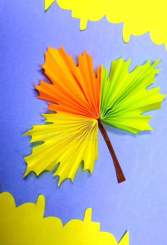 Аппликация из цветной бумаги на тему Осень
