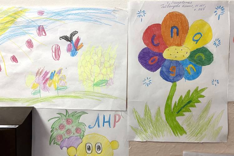 В регионах России открылись выставки рисунков детей Донбасса
