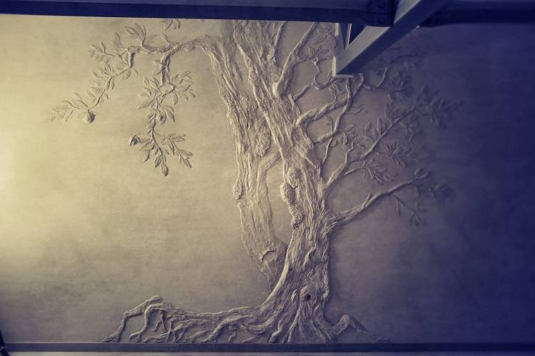 Дерево из шпаклевки на стене