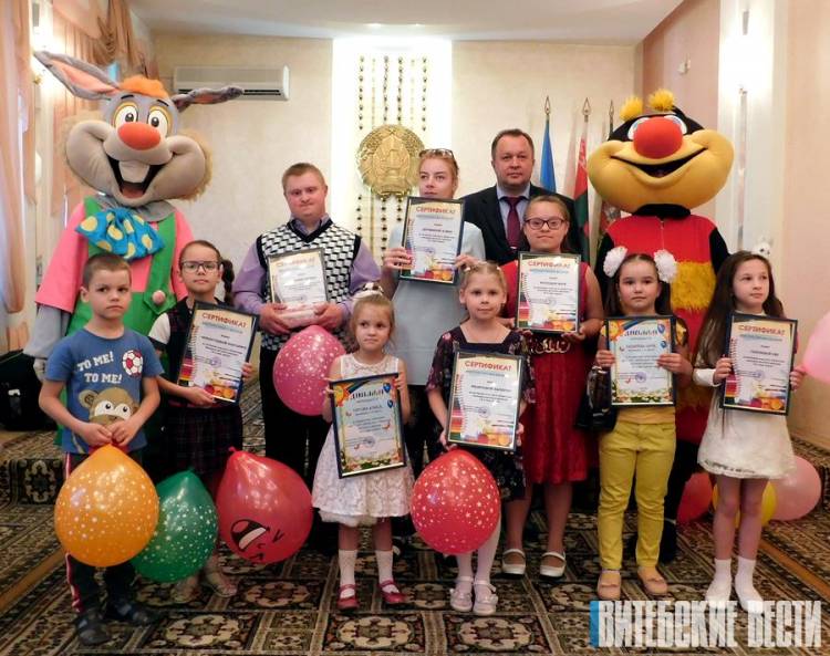Конкурс детских рисунков «Я и моя семья» провело главное управление юстиции Витебского облисполкома