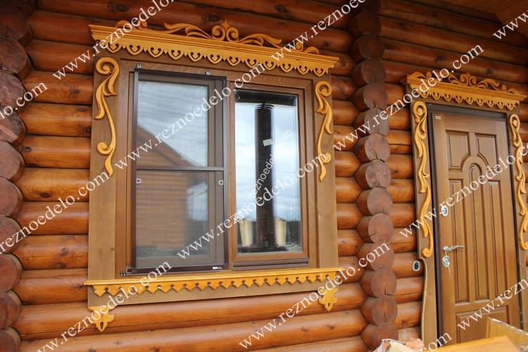 Деревянные резные наличники на двери в Москве, наличники на входные двери с установкой в Резное Дело