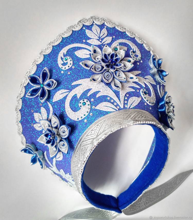 Кокошник синий с узорами и цветами канзаши в интернет