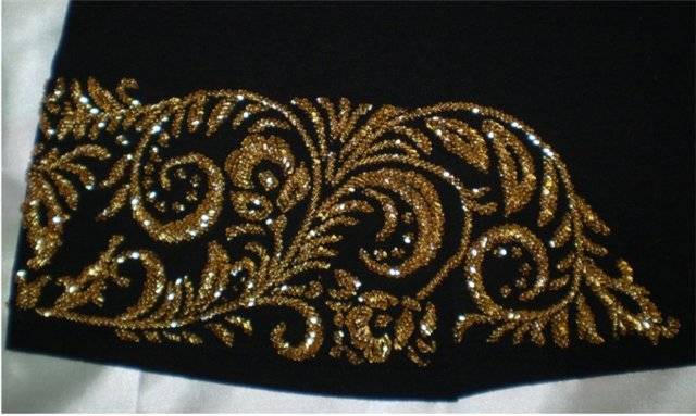 Свитер, украшенный бисерной вышивкой