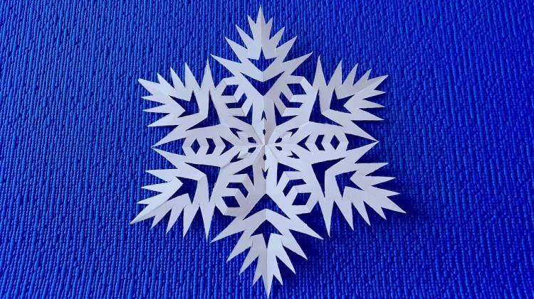 How beautiful it is to cut a paper snowflake