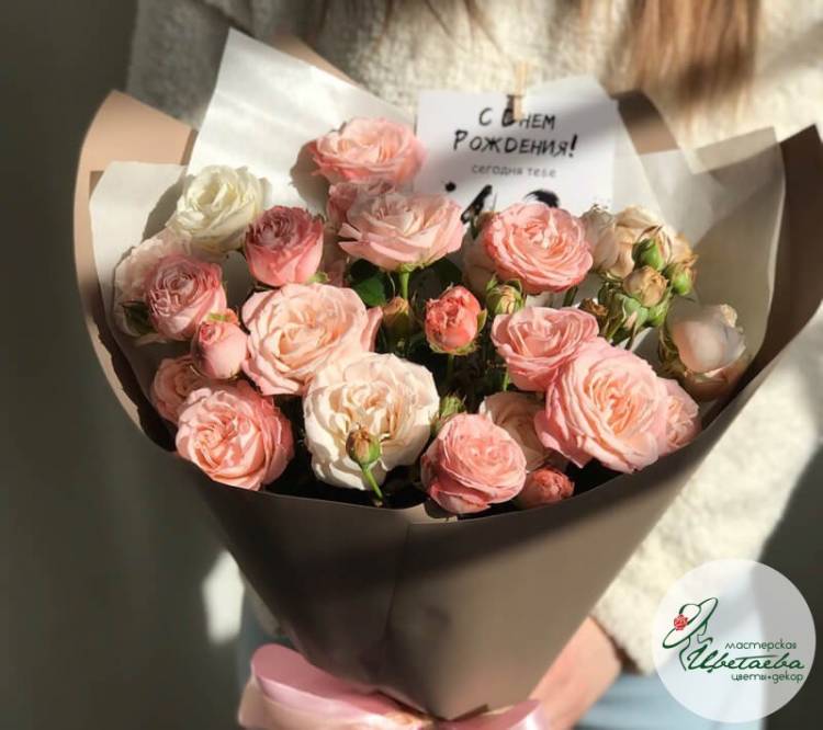 Красивый букет роз маме с нежным бомбастиком с доставкой по Томску