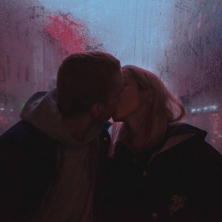 Фото поцелуя парня и девушки без лица на аву 