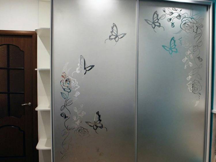 Рисунки на зеркалах дверей шкафа-купе пескоструйные