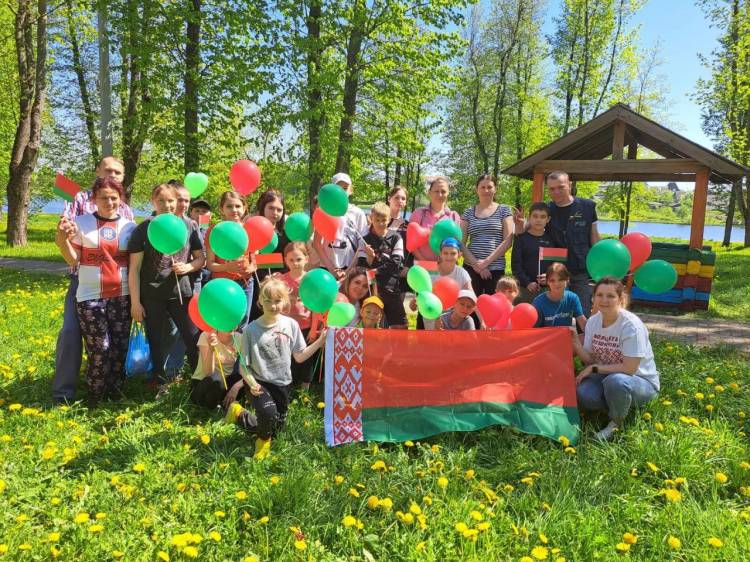 В Докшицах в День государственных символов Республики Беларусь взрослые и дети покрасили беседки в городском парке Заозерный