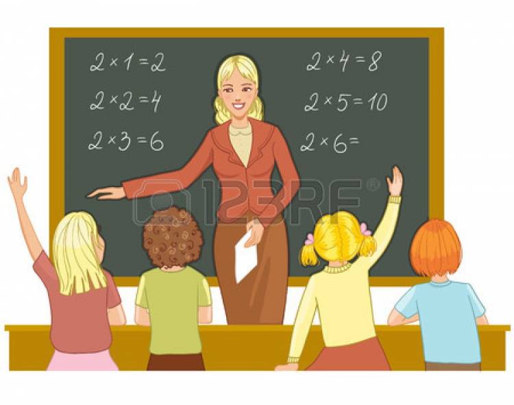 Учитель у доски объясняет детей математике
