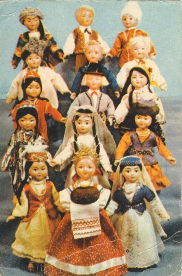Куклы в национальных костюмах народов СССР