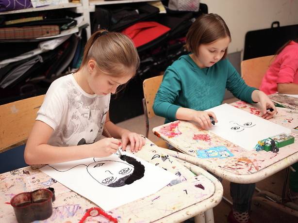 Дети нарисовали Сергия Радонежского для конкурса в Серпухове