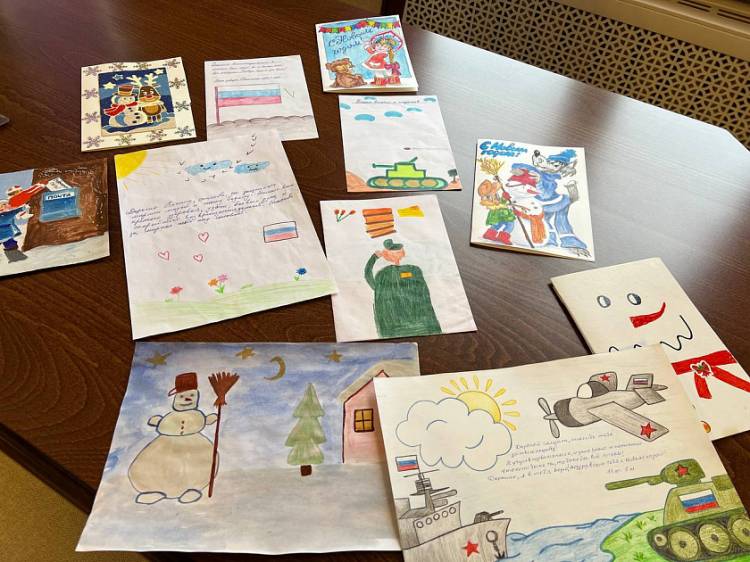 Профсоюзы Кубани продолжают краевую детскую творческую акцию Новогодняя открытка солдату