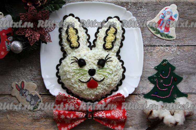 Новогодний салат Оливье в виде кролика