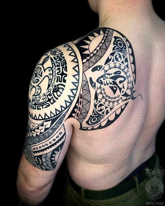 Татуировка мужская полинезия на плече и лопатке черепаха и скат