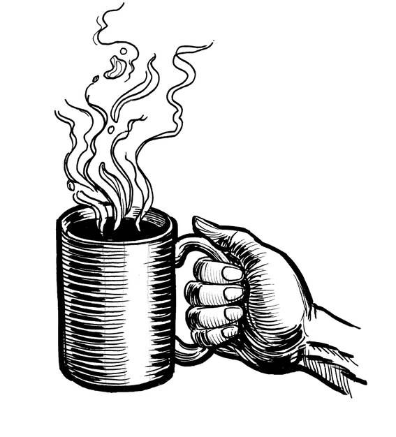 Рука держит кофейную кружку с ручкой и надписью «кофе»