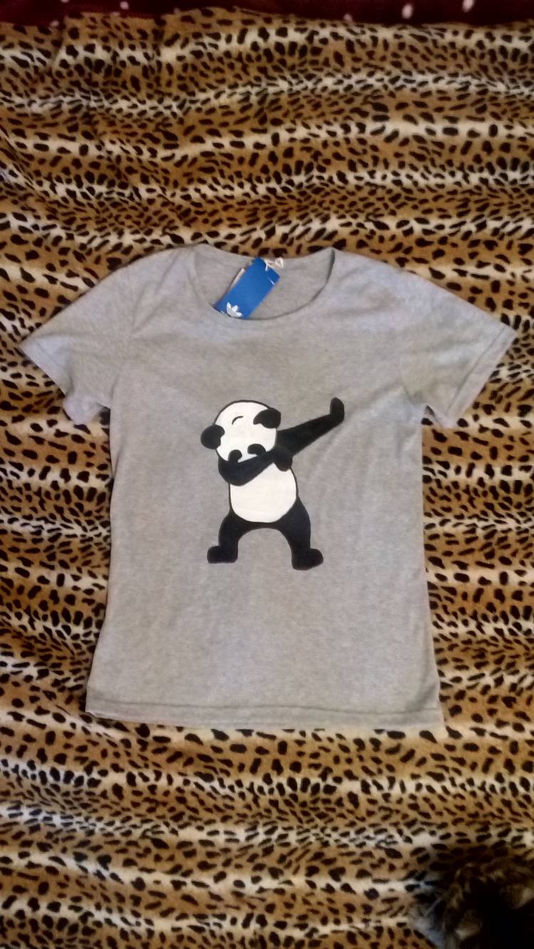 Рисунок на футболке акриловыми красками (панда)