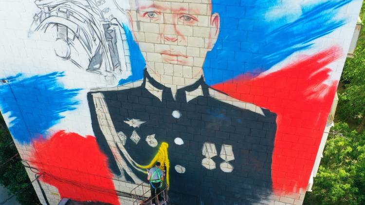 Портрет погибшего в спецоперации Героя России появился на доме в Волгограде