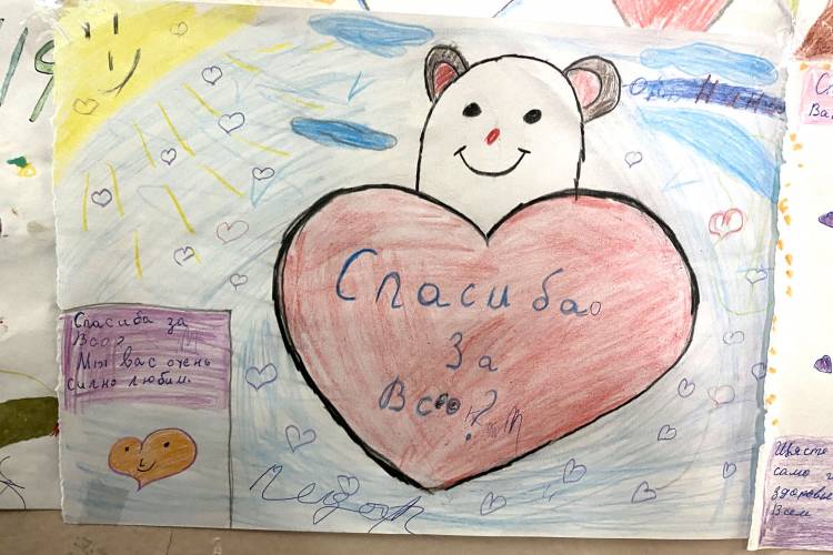 В регионах России открылась выставка рисунков детей Донбасса