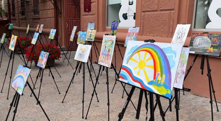 В Тюмени открылась выставка рисунков «Мир глазами детей Донбасса»