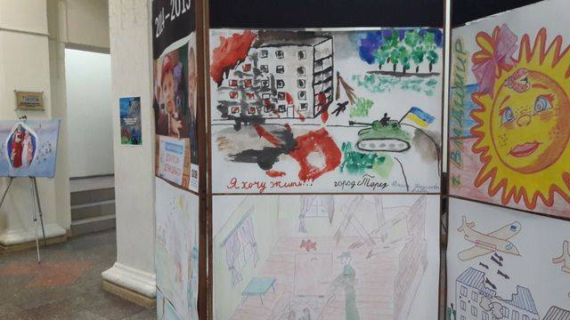 В Новороссийске открылась выставка рисунков детей Донбасса