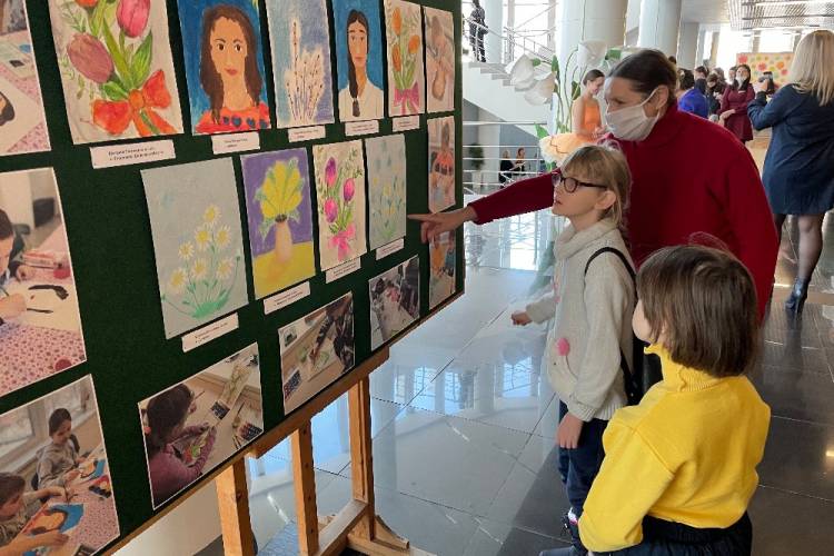 В Пензе открылась выставка рисунков детей Донбасса