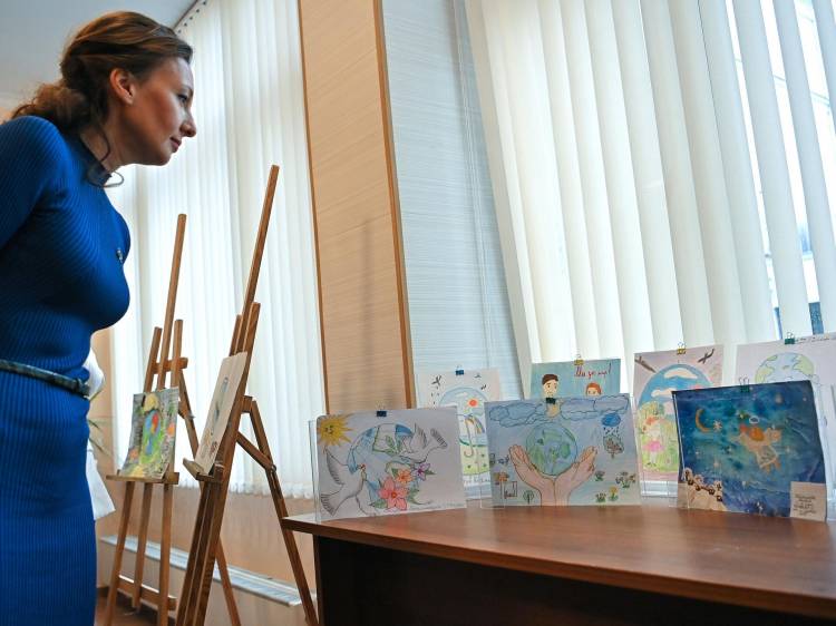 В Москве открылась выставка рисунков детей Донбасса