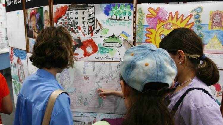 В Ростове открылась выставка рисунков детей Донбасса