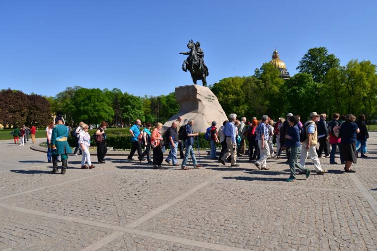 Кумир с простертою рукою на звонко-скачущем коне